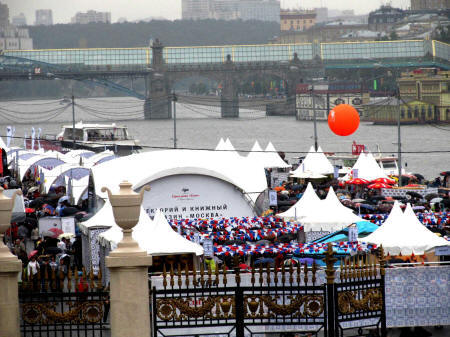 Путеводители Афиши на празднике Еды 2013 в парке Горького. Еда зовет, Афиша приглашает! Автор фото председатель НСНБР А.Г.Огнивцев.